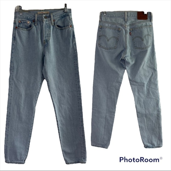 LEVIS Light Wash Wedgie Straight Fit Denim Jeans Distressed Hem Size 24 - Picture 1 of 7